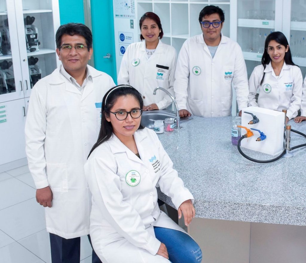 estudienates wiener en laboratorio (1)