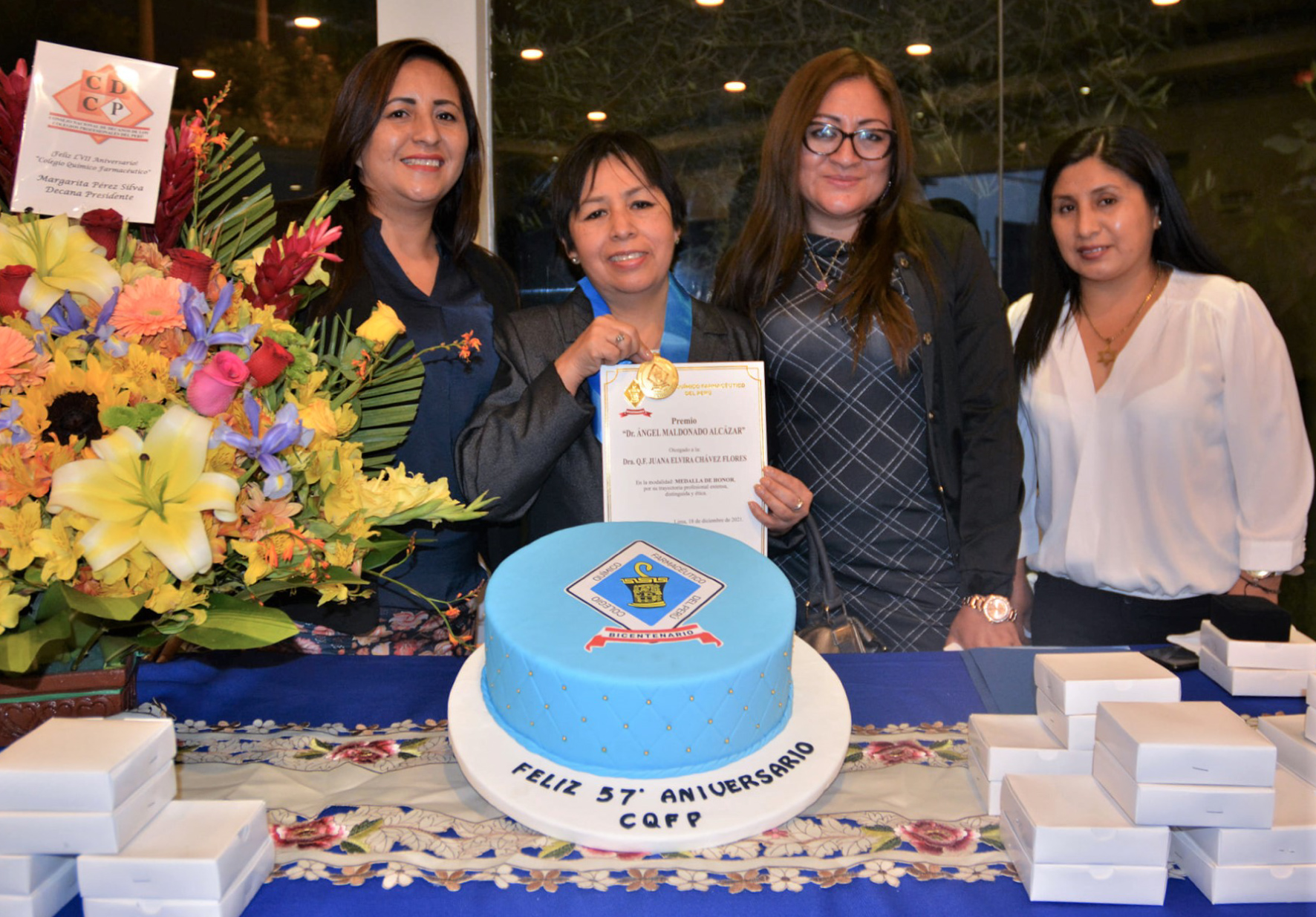 DOCENTE INVESTIGADORA DE LA FACULTAD DE FARMACIA Y BIOQUÍMICA RECIBE RECONOCIMIENTO DEL COLEGIO QUÍMICO FARMACÉUTICO DEL PERÚ