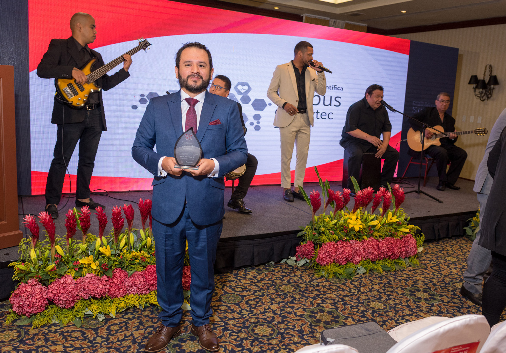 DOCENTE INVESTIGADOR DE LA UNIVERSIDAD NORBERT WIENER FUE PREMIADO POR CONCYTEC COMO EL INVESTIGADOR CON MAYOR NÚMERO DE PUBLICACIONES SOBRE LA COVID-19
