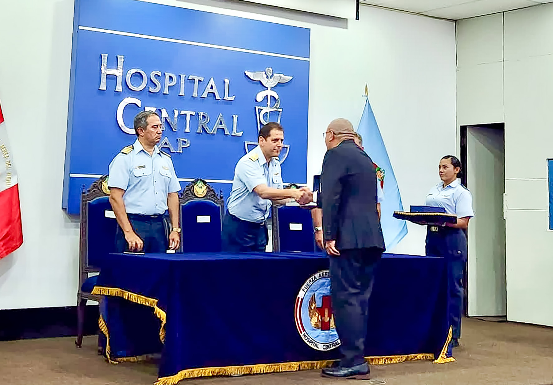 DIRECTOR EJECUTIVO DE LA FACULTAD DE CIENCIAS DE LA SALUD DE LA UNIVERSIDAD NORBERT WIENER RECIBIÓ EL RECONOCIMIENTO DEL HOSPITAL CENTRAL DE LA FAP Y LA SOPEMI