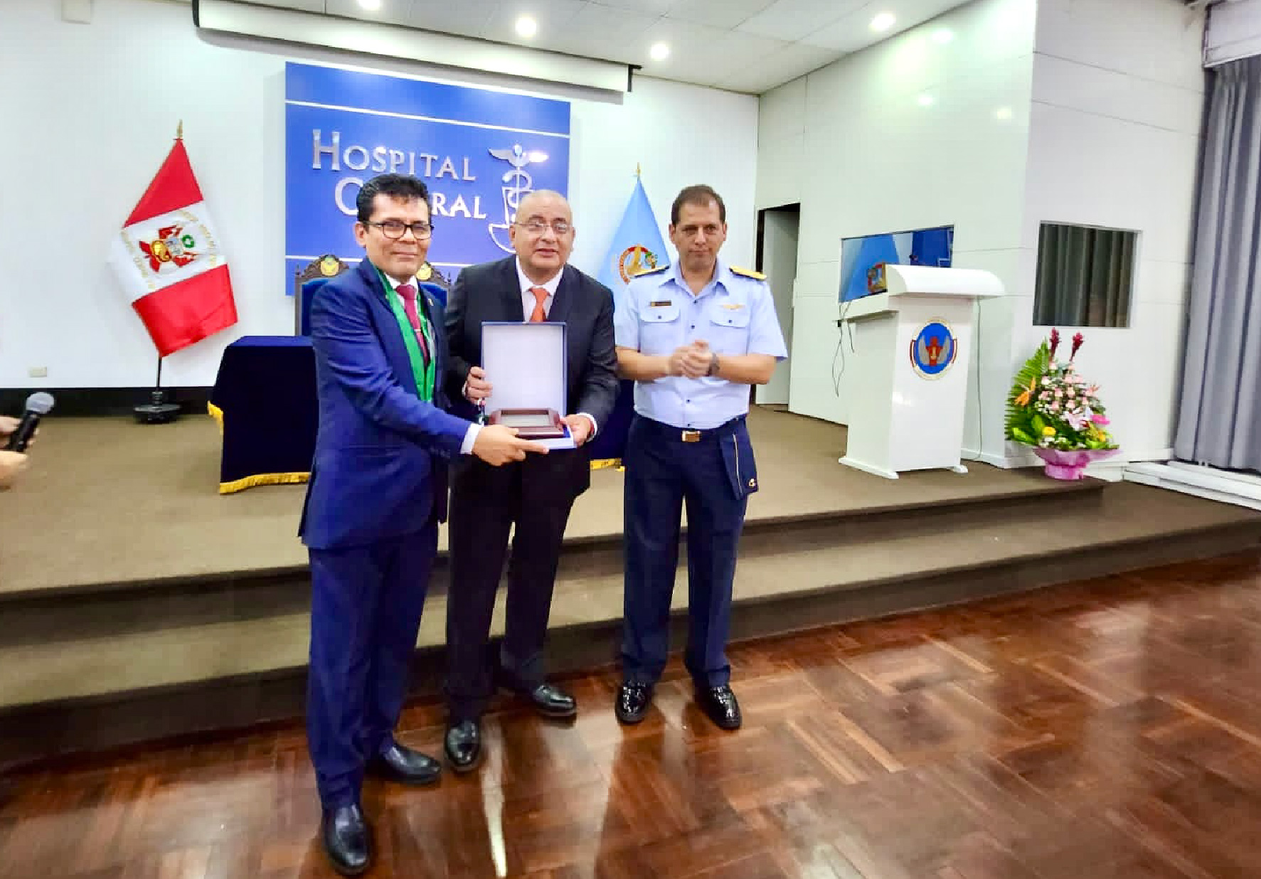 DIRECTOR EJECUTIVO DE LA FACULTAD DE CIENCIAS DE LA SALUD DE LA UNIVERSIDAD NORBERT WIENER RECIBIÓ EL RECONOCIMIENTO DEL HOSPITAL CENTRAL DE LA FAP Y LA SOPEMI
