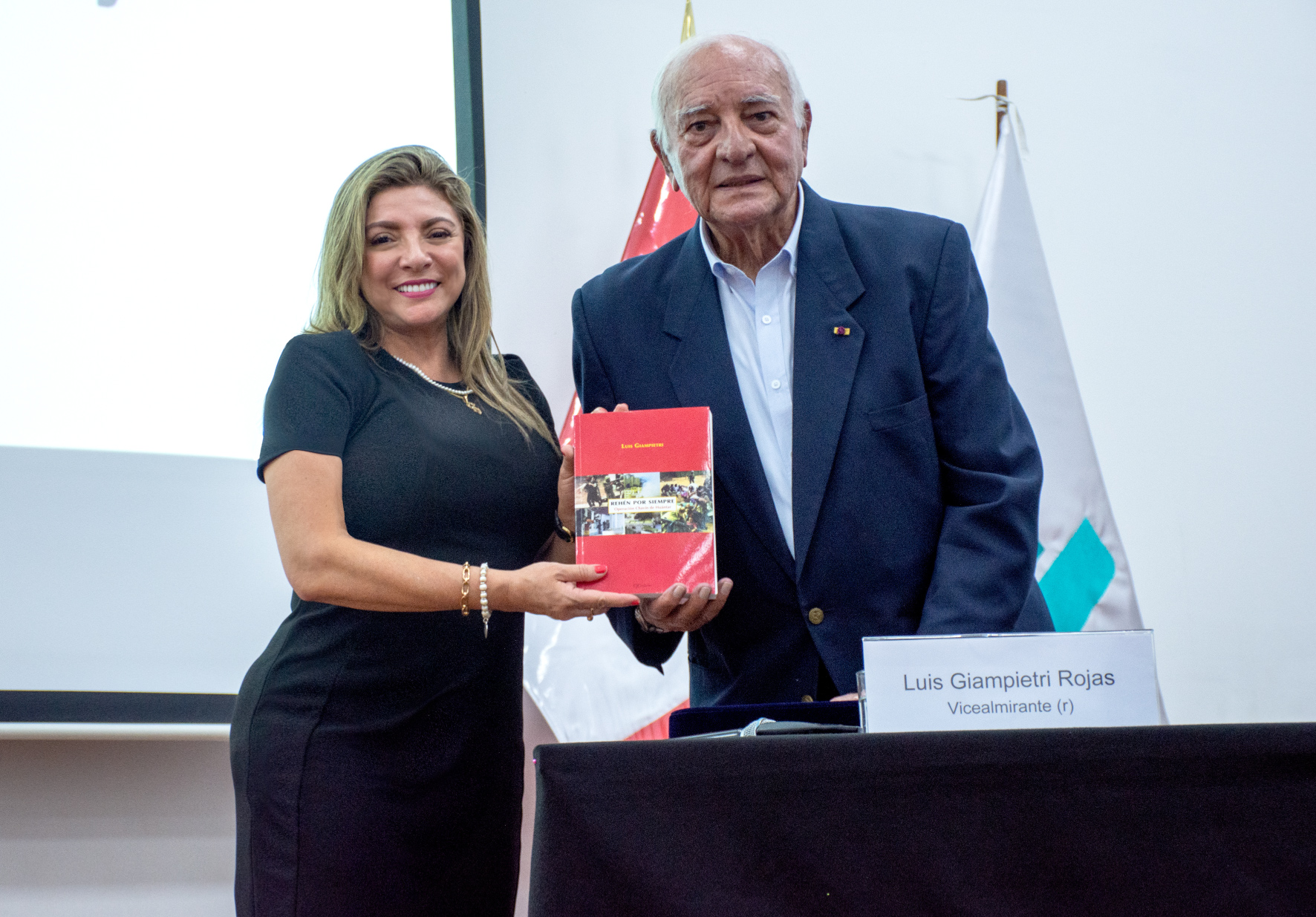 VICEALMIRANTE (R) LUIS GIAMPIETRI OFRECIÓ LA CONFERENCIA “POR LA PAZ Y LA DEMOCRACIA” EN AUDITORIO DE LA UNIVERSIDAD NORBERT WIENER