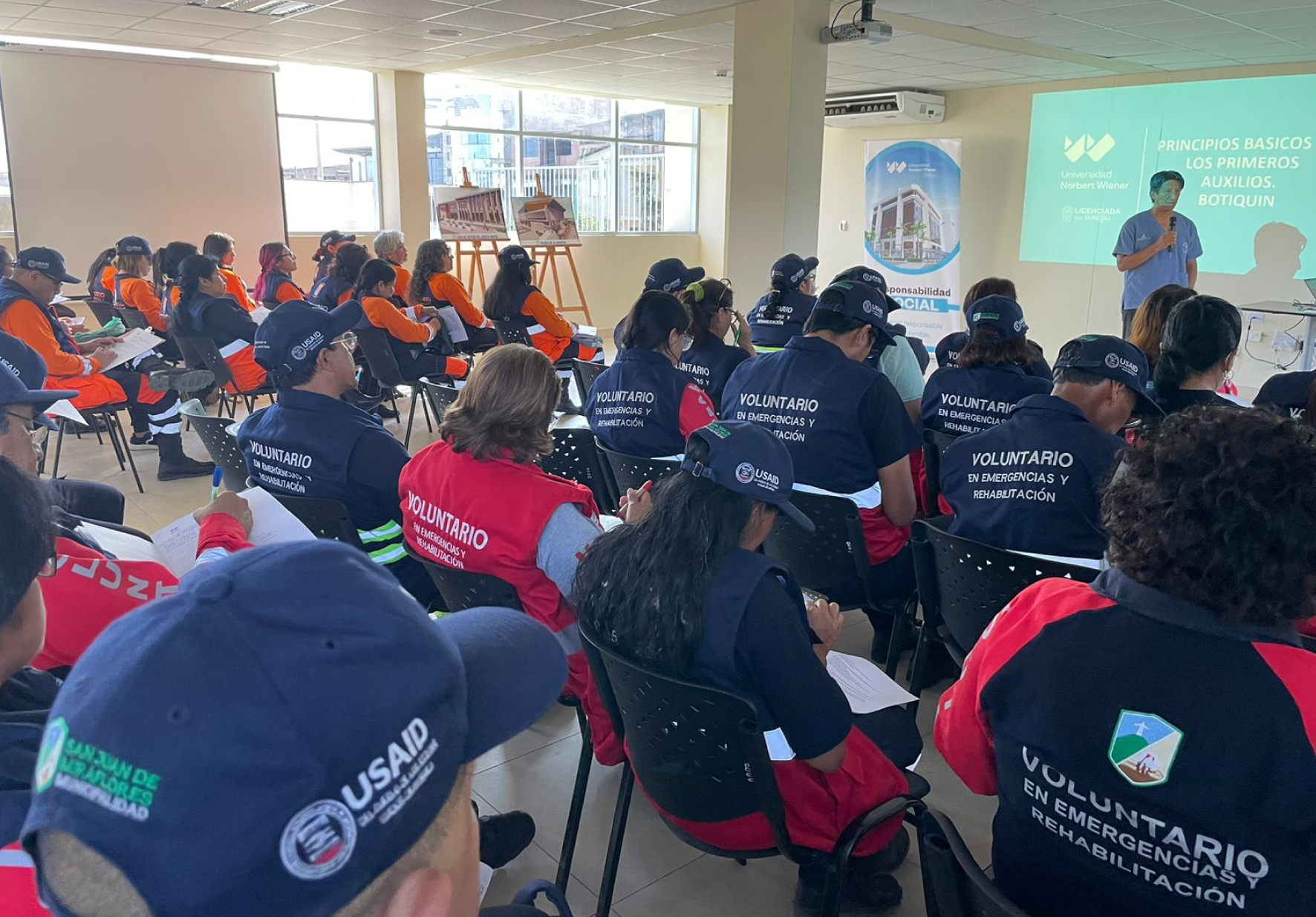 RESPONSABILIDAD SOCIAL: DOCENTES DE LA UNIVERSIDAD NORBERT WIENER BRINDAN CAPACITACIÓN A BRIGADISTAS DE LA MUNICIPALIDAD DE VILLA EL SALVADOR