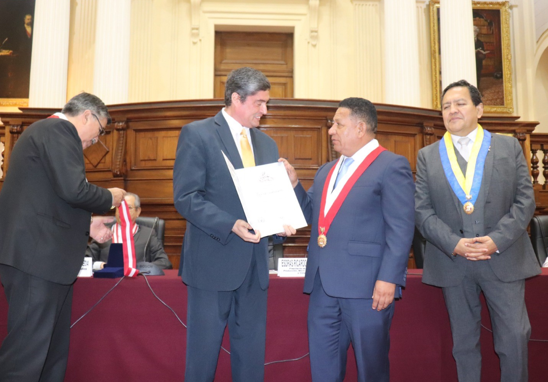 DIRECTOR DE LA ESCUELA DE POSGRADO DE LA UNIVERSIDAD NORBERT WIENER RECIBIÓ RECONOCIMIENTO DEL CONGRESO DE LA REPÚBLICA