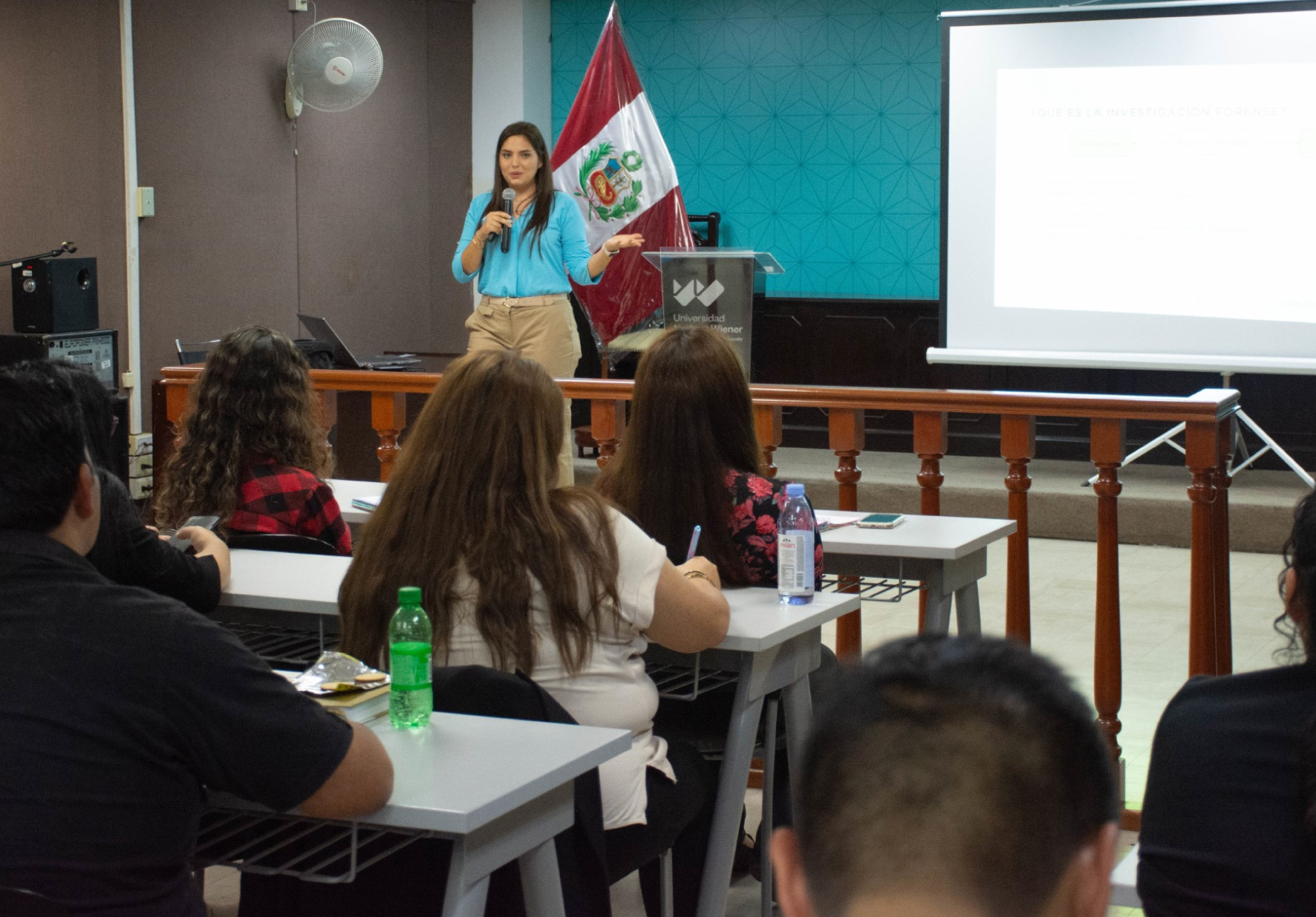 ESPECIALISTA DICTÓ CLASE MAGISTRAL DE ANTROPOLOGÍA FORENSE A ESTUDIANTES DE DERECHO DE NORBERT WIENER