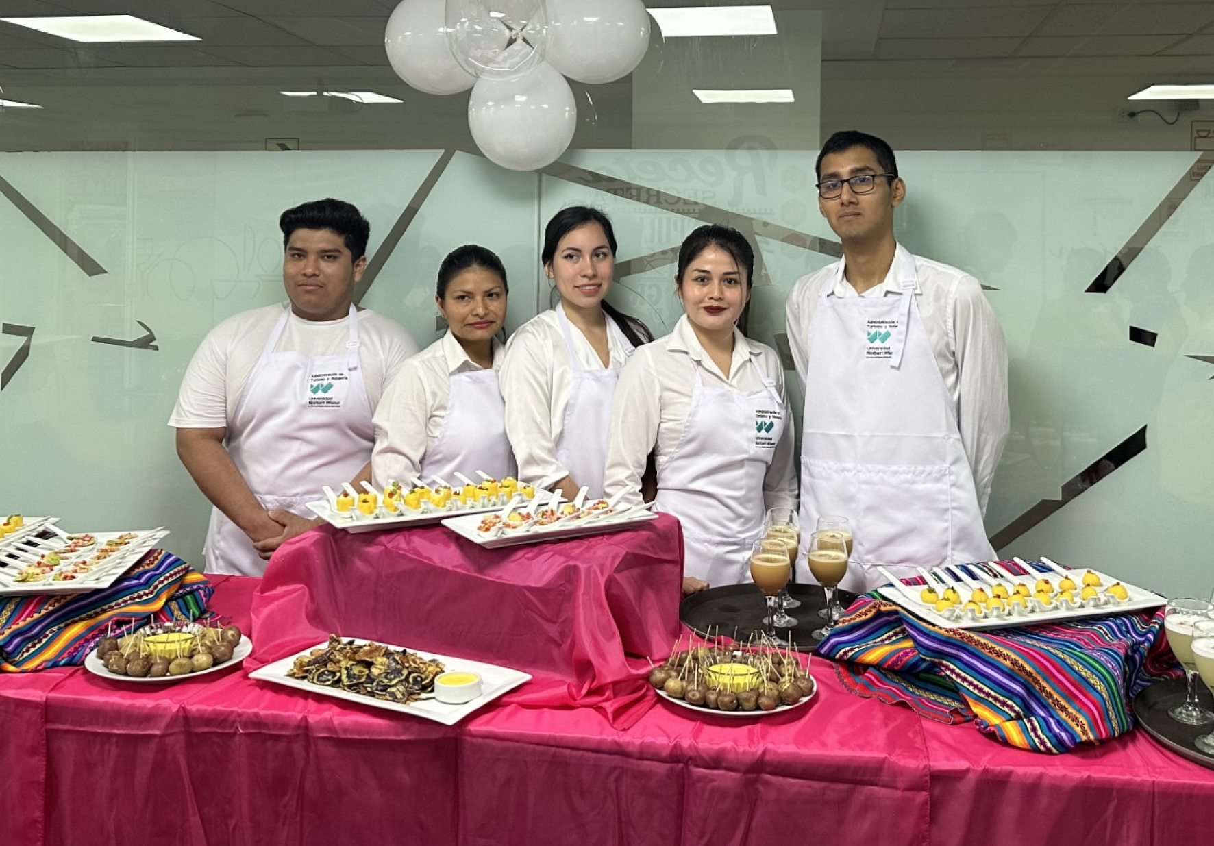 ESTUDIANTES DE ADMINISTRACIÓN EN TURISMO Y HOTELERÍA DE NORBERT WIENER CULMINAN CURSO DE GASTRONOMÍA EN PRESENCIA DE DOCENTE INTERNACIONAL