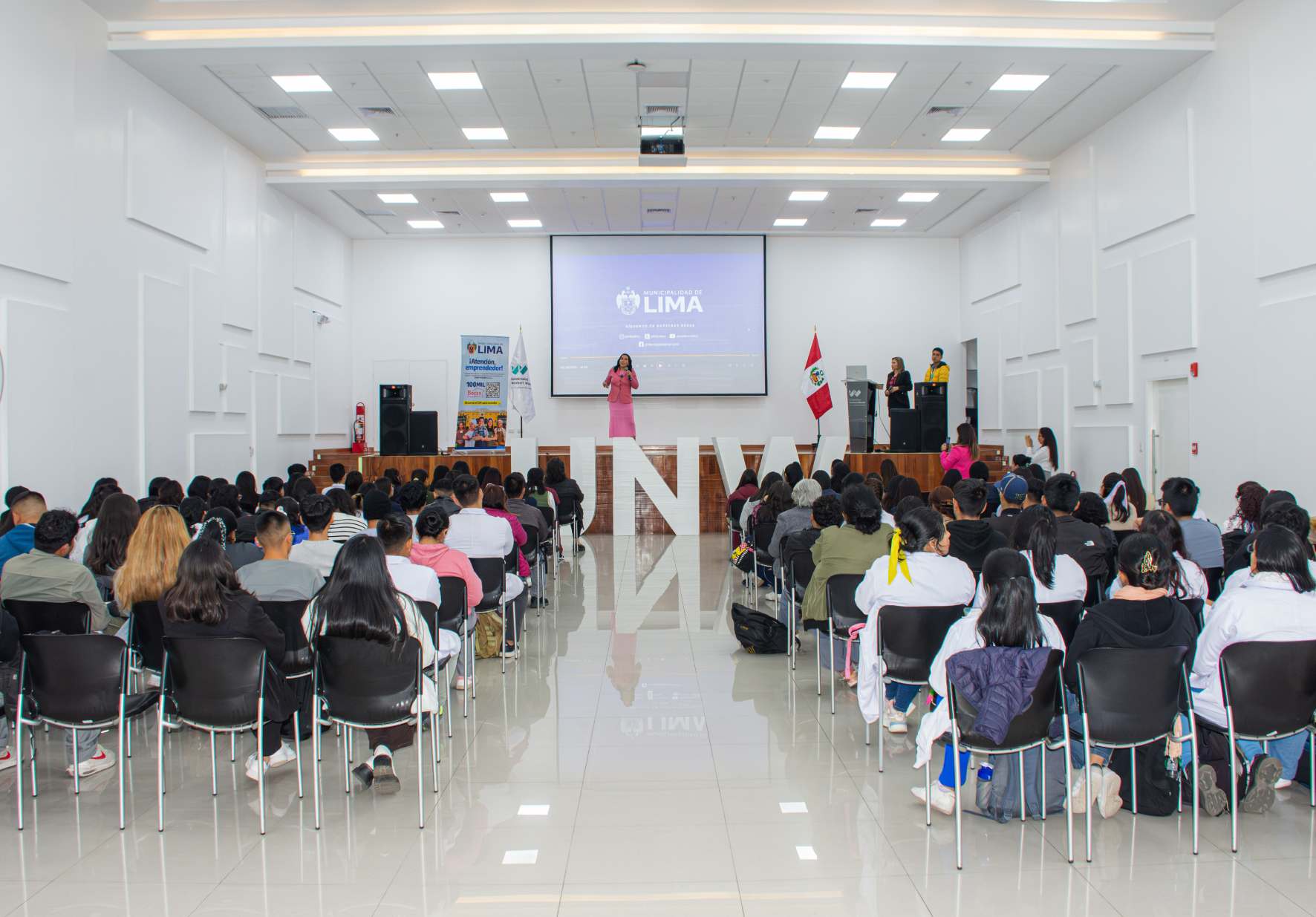 REPRESENTANTES DE LA MUNICIPALIDAD DE LIMA OFRECIERON INFORMACIÓN A LOS ESTUDIANTES DE LA UNIVERSIDAD NORBERT WIENER SOBRE EL APLICATIVO LIMA SEGURA Y LAS 100 MIL BECAS PARA EMPRENDEDORES