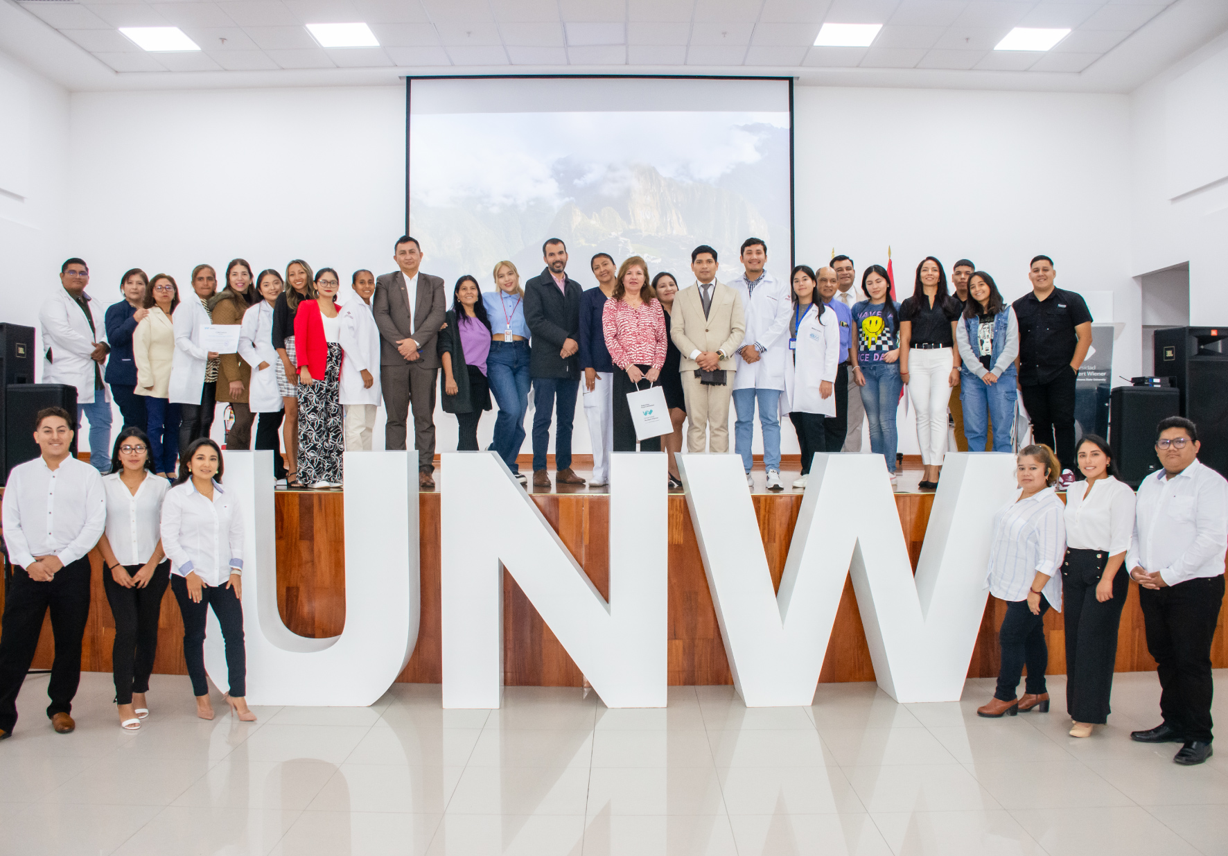 ESTUDIANTES Y DOCENTES DE ENFERMERÍA DE LA UNIVERSIDAD CATÓLICA DE SANTIAGO DE GUAYAQUIL, ECUADOR, REALIZARON PASANTÍA EN LA UNIVERSIDAD NORBERT WIENER