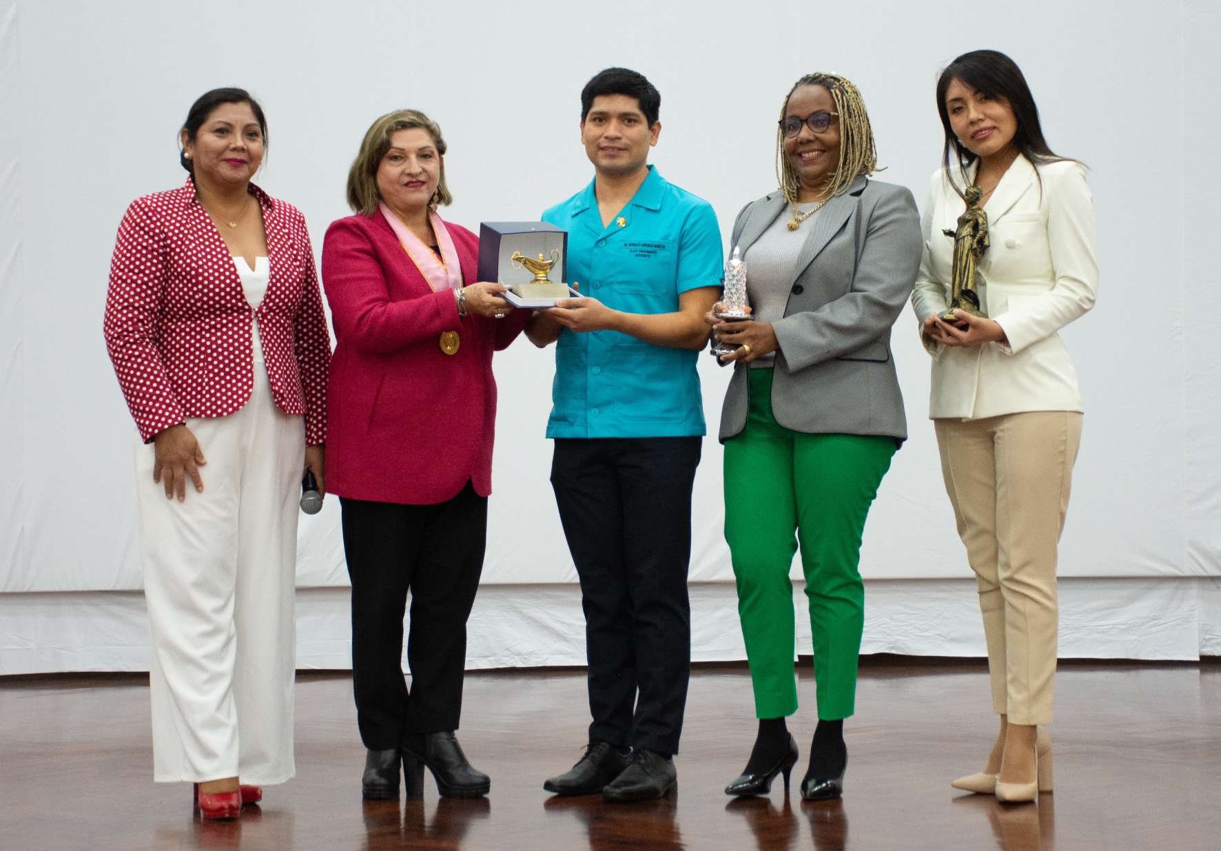 ESTUDIANTES DE ENFERMERÍA DE LA UNIVERSIDAD NORBERT WIENER PARTICIPARON EN TRADICIONAL CEREMONIA DE ENCENDIDO DE LA VELA