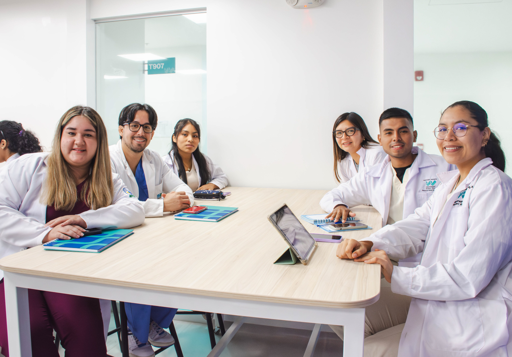 DELEGACIÓN ACADÉMICA DE LA UNIVERSIDAD CATÓLICA DE SANTIAGO DE GUAYAQUIL PARTICIPÓ EN LA SEMANA INTERNACIONAL WIENER ORGANIZADA POR LA CARRERA DE NUTRICIÓN Y DIETÉTICA