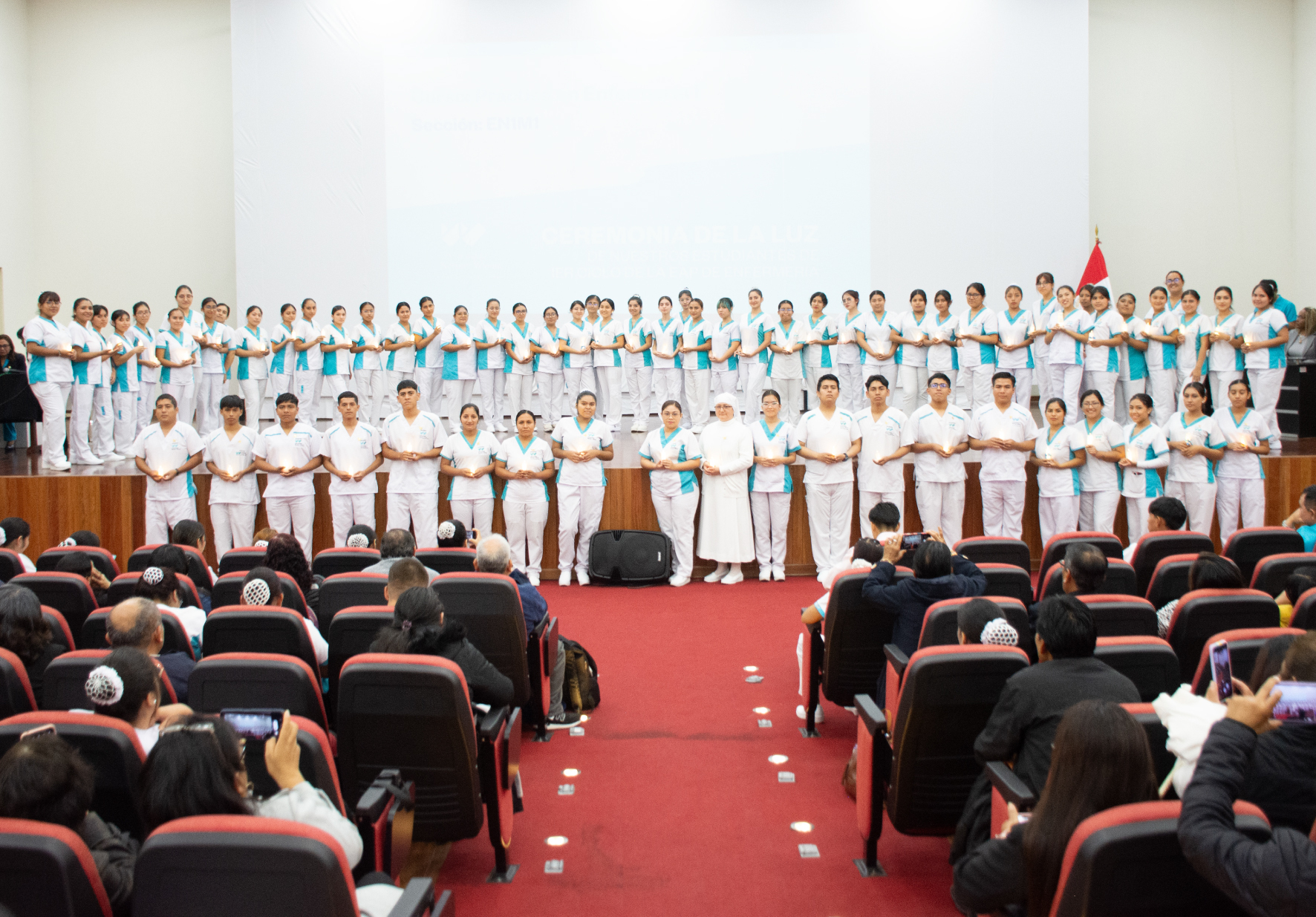 ESTUDIANTES DE ENFERMERÍA DE LA UNIVERSIDAD NORBERT WIENER PARTICIPARON EN TRADICIONAL CEREMONIA DE ENCENDIDO DE LA VELA