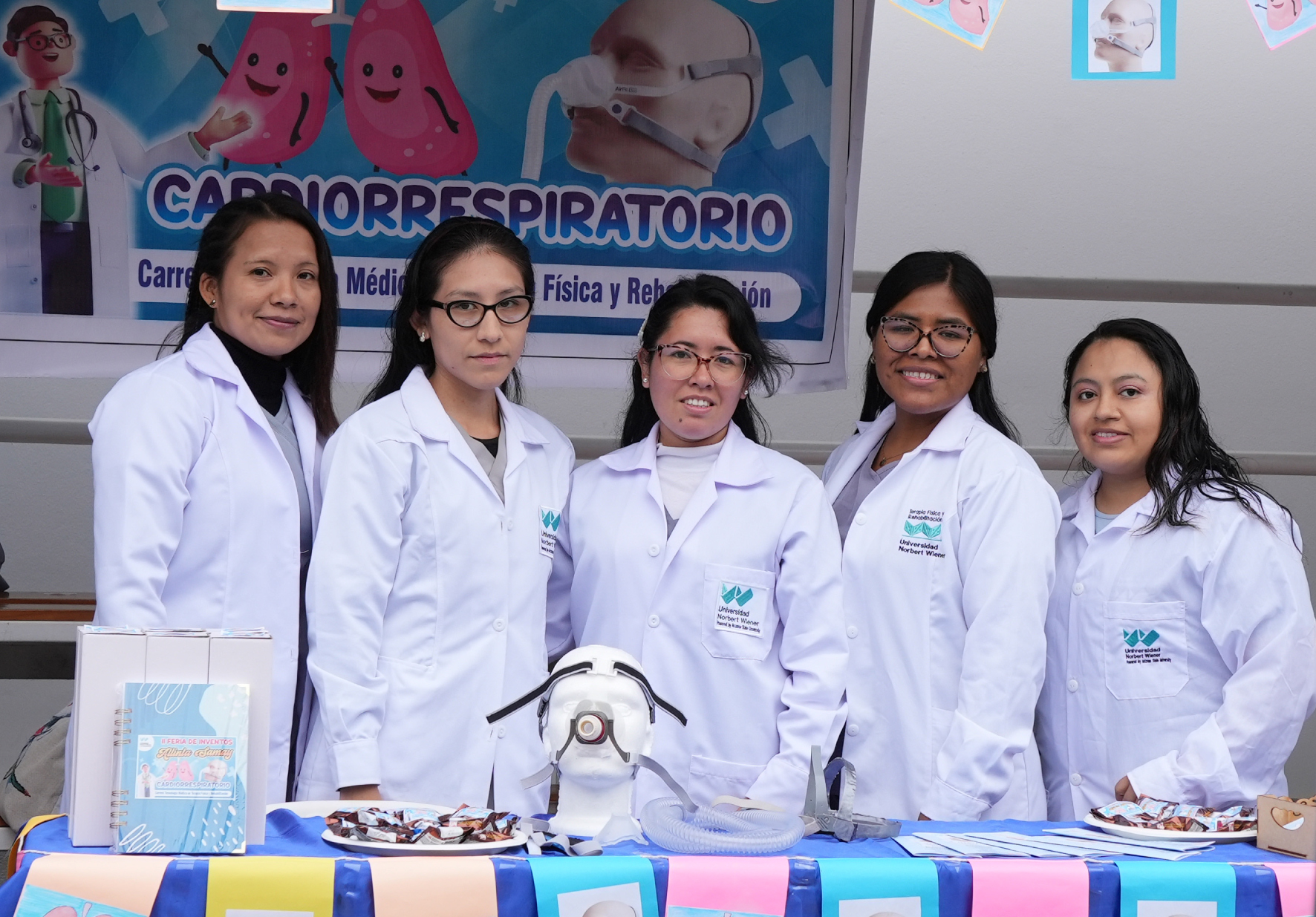 ESTUDIANTES DE LA CARRERA DE TECNOLOGÍA MÉDICA EN TERAPIA FÍSICA Y REHABILITACIÓN PRESENTARON SUS PROYECTOS EN II FERIA DE INVENTOS CARDIORRESPIRATORIOS