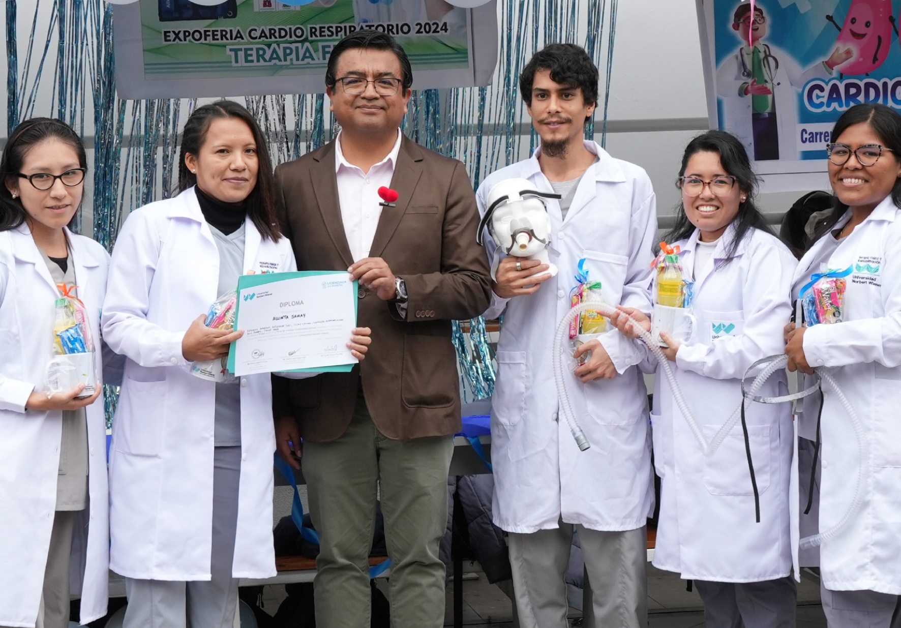 ESTUDIANTES DE LA CARRERA DE TECNOLOGÍA MÉDICA EN TERAPIA FÍSICA Y REHABILITACIÓN PRESENTARON SUS PROYECTOS EN II FERIA DE INVENTOS CARDIORRESPIRATORIOS