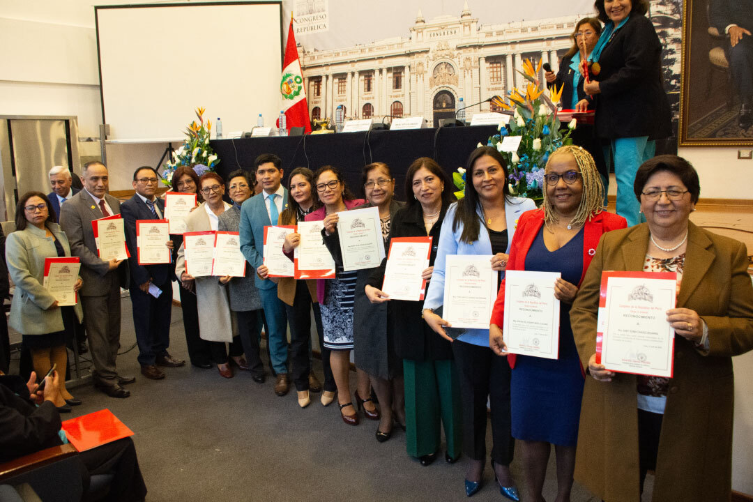 DOCENTES DE LA CARRERA DE ENFERMERÍA DE LA UNIVERSIDAD NORBERT WIENER RECIBIERON RECONOCIMIENTO EN EL CONGRESO DE LA REPÚBLICA