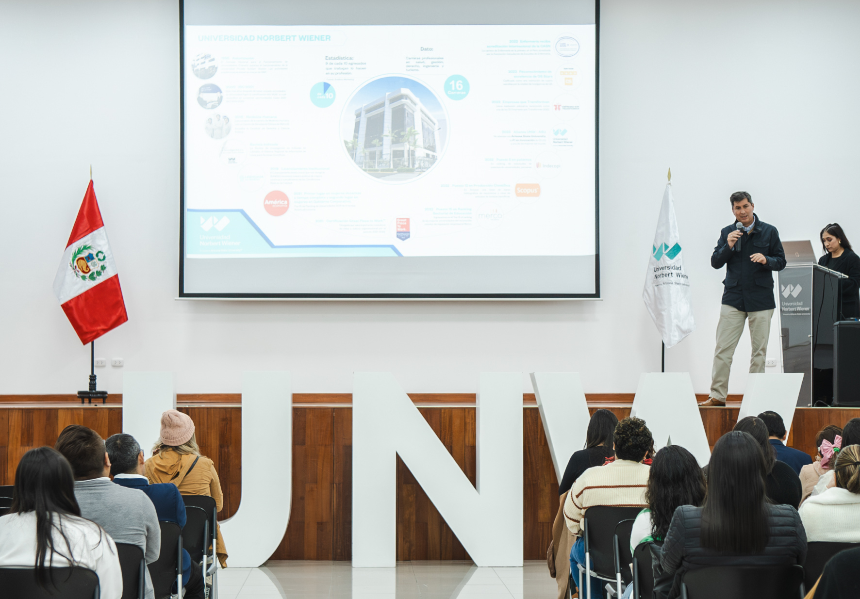 DECANOS Y DIRECTORES DE CARRERA DE LA UNIVERSIDAD NORBERT WIENER DIERON LA BIENVENIDA A SUS NUEVOS ESTUDIANTES