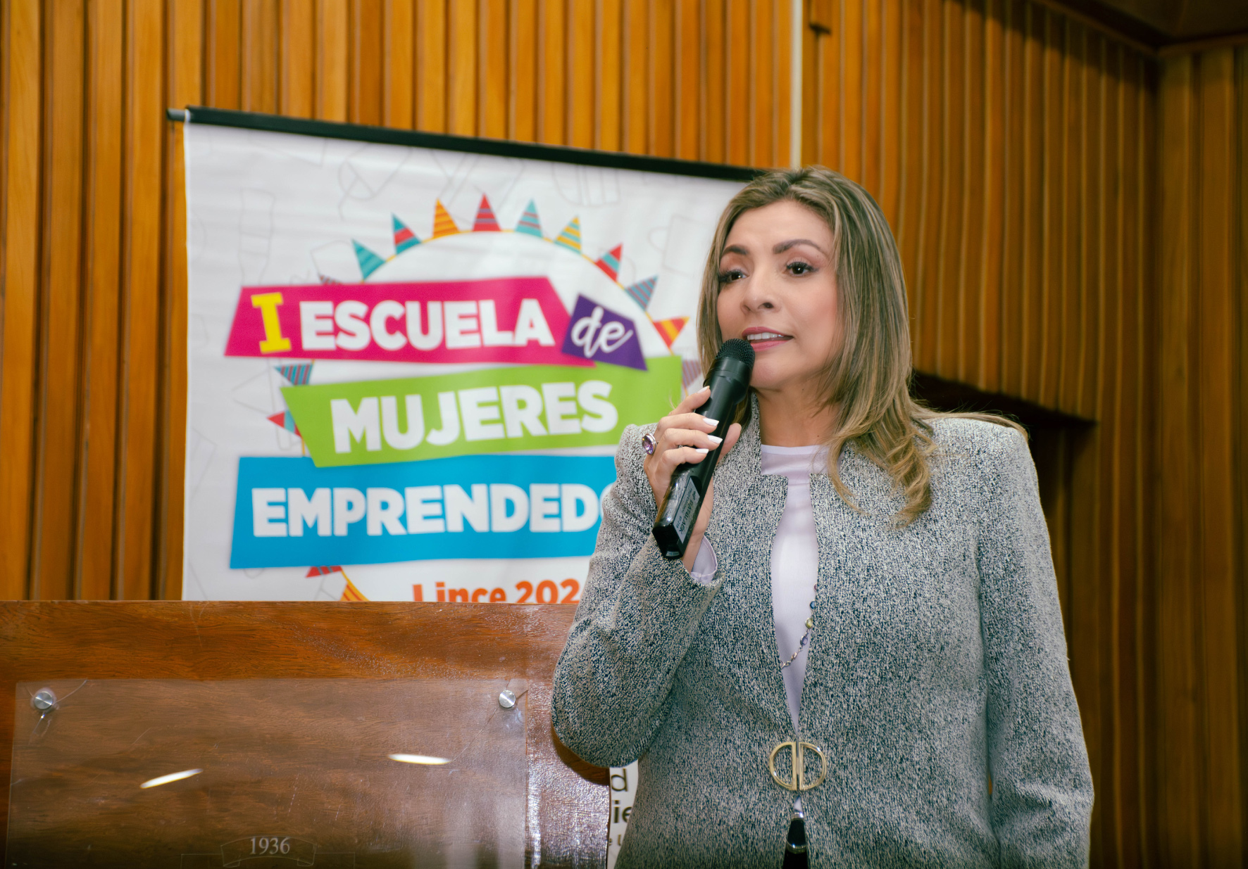 PRESIDENTE EJECUTIVA DE LA UNIVERSIDAD NORBERT WIENER Y ALCALDESA DE LINCE PRESIDIERON CEREMONIA DE CLAUSURA DEL PROGRAMA DE CAPACITACIÓN PARA MUJERES EMPRENDEDORAS DE LA LOCALIDAD